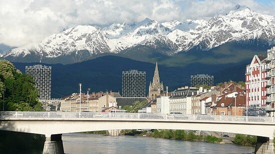 Une photo emblématique du territoire mesuré (Grenoble)